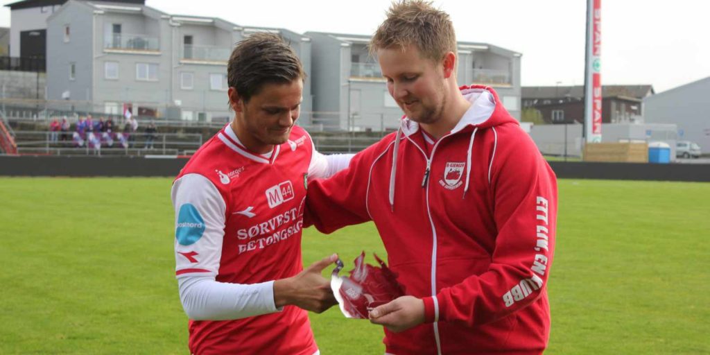 Morten Seland overrekker trofeet til Robert Undheim som ble stemt frem til Årets spiller hos B-gjengen for 2017 sesongen.